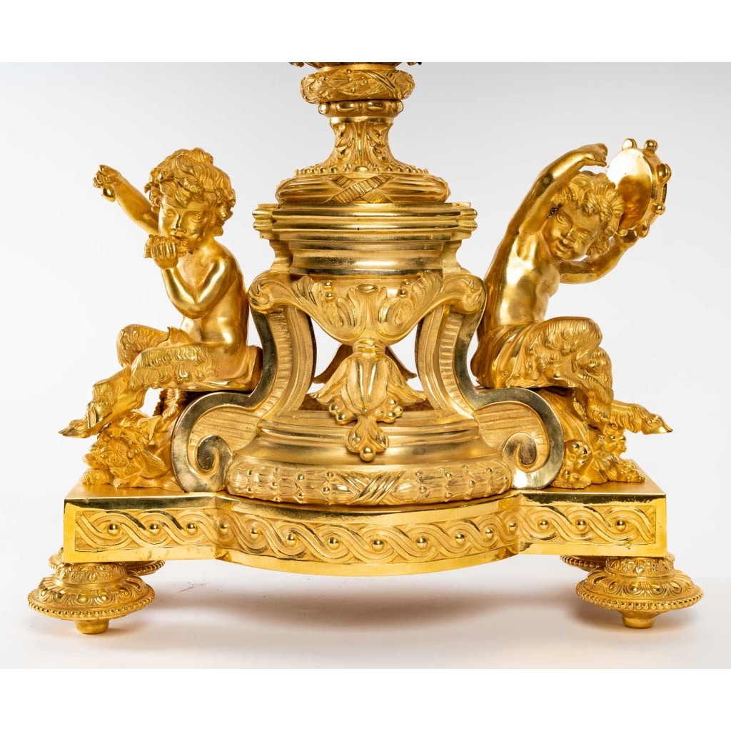 Une Pendule En Porcelaine Et Bronze Doré Fin XIXème Siècle 6