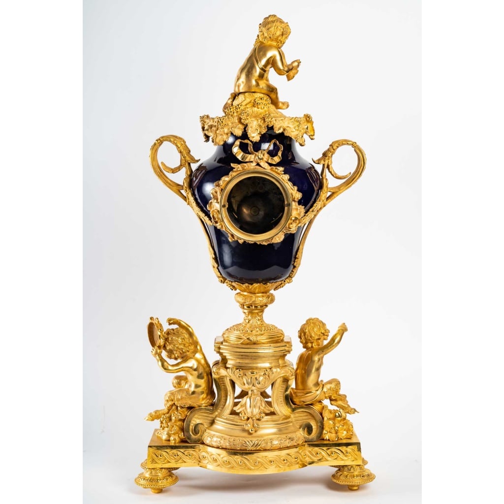 Une Pendule En Porcelaine Et Bronze Doré Fin XIXème Siècle 11