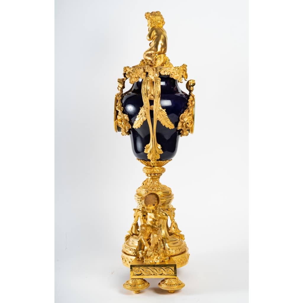 Une Pendule En Porcelaine Et Bronze Doré Fin XIXème Siècle 9