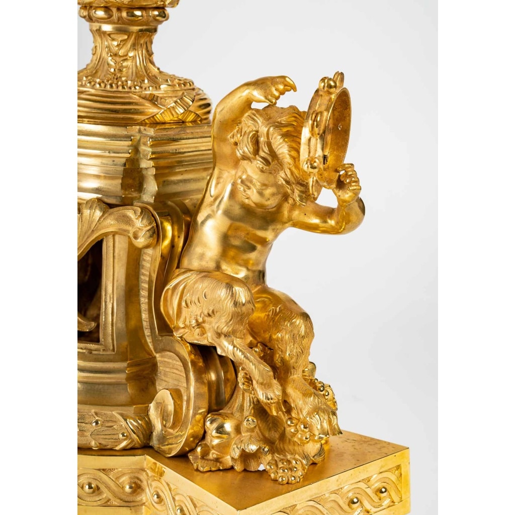 Une Pendule En Porcelaine Et Bronze Doré Fin XIXème Siècle 8