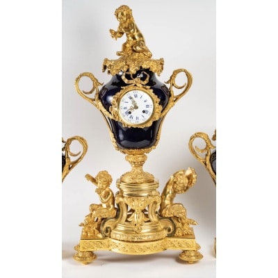 Une Pendule En Porcelaine Et Bronze Doré Fin XIXème Siècle
