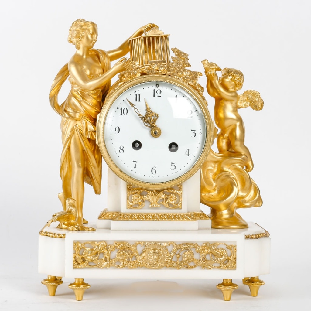 Une Pendule En Bronze Doré Et Marbre Blanc XIXème Siècle «  2