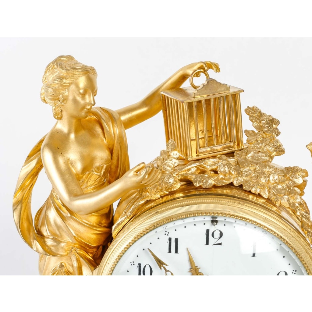 Une Pendule En Bronze Doré Et Marbre Blanc XIXème Siècle «  4