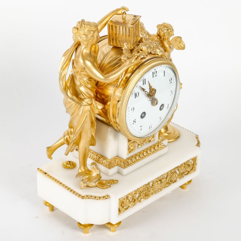 Une Pendule En Bronze Doré Et Marbre Blanc XIXème Siècle «  3