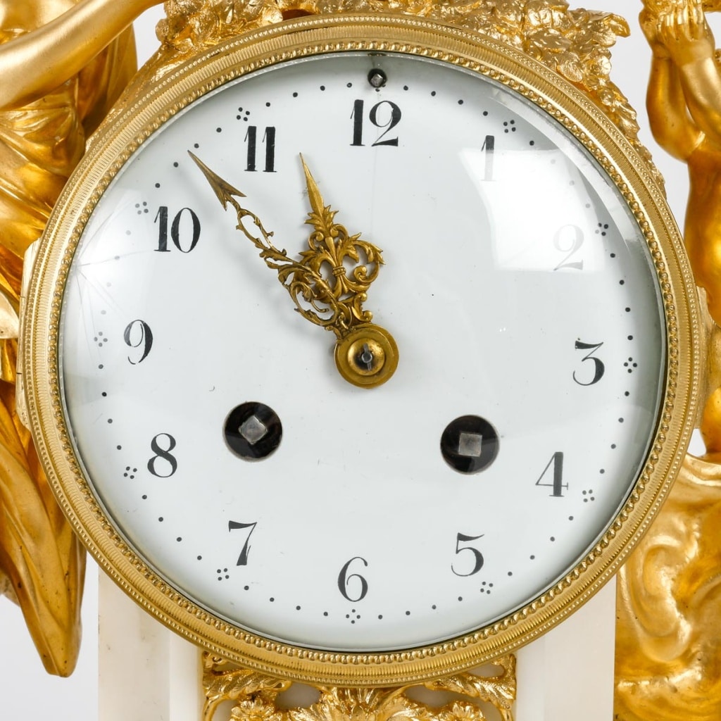 Une Pendule En Bronze Doré Et Marbre Blanc XIXème Siècle «  6