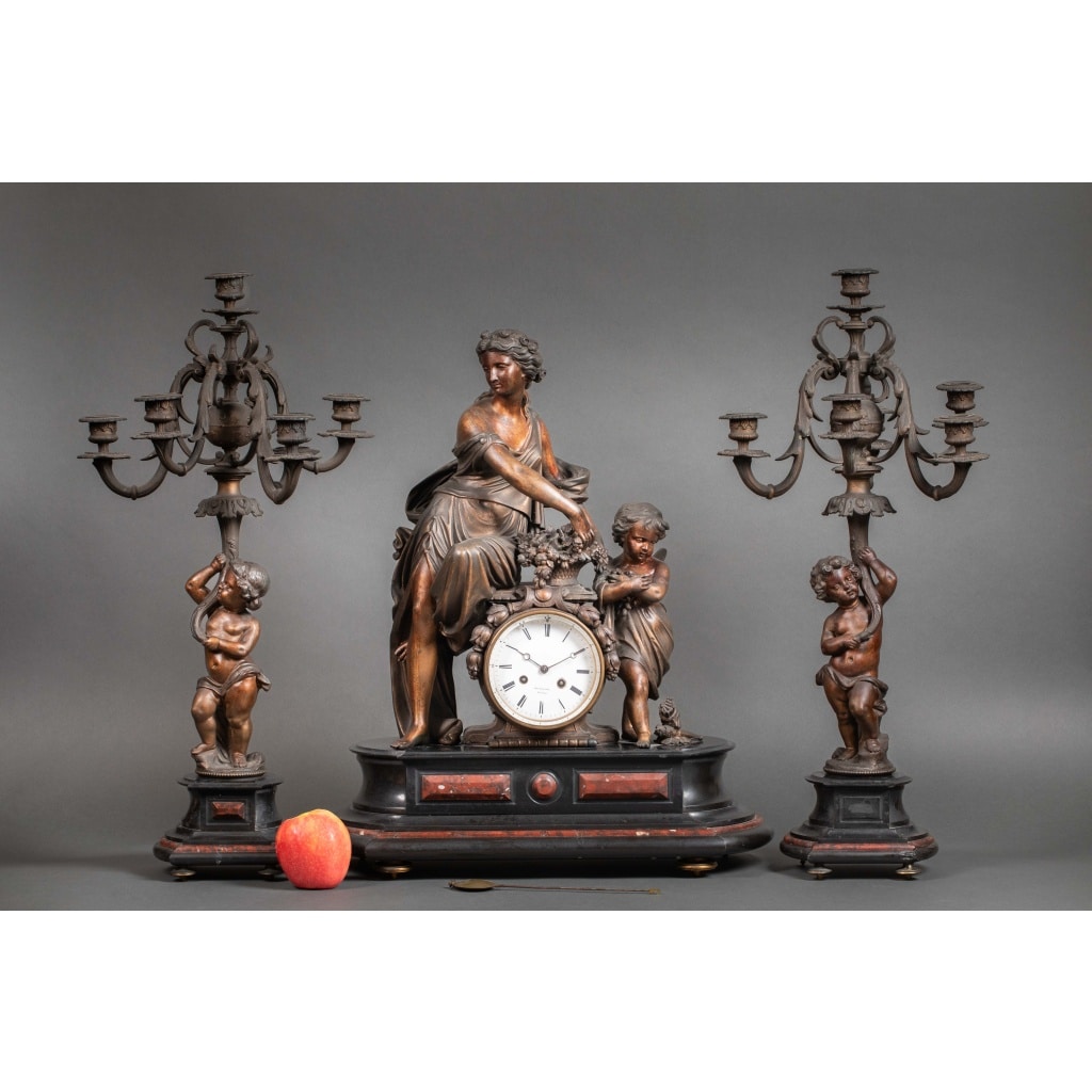 Une Importante garniture en régule et marbre rouge et noir. 2