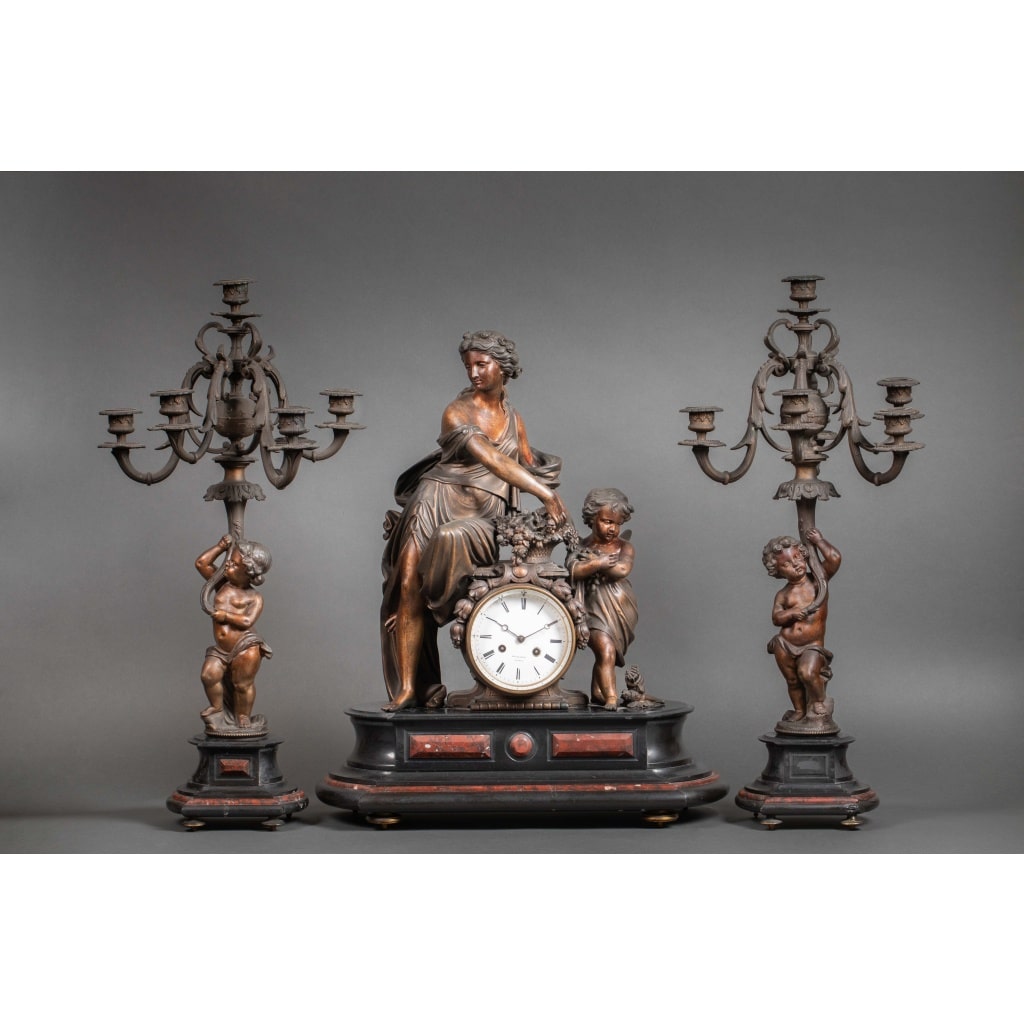Une Importante garniture en régule et marbre rouge et noir. 3
