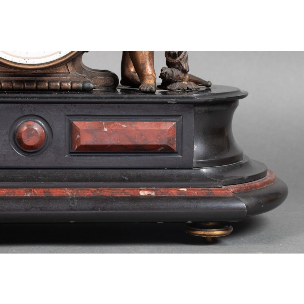 Une Importante garniture en régule et marbre rouge et noir. 11