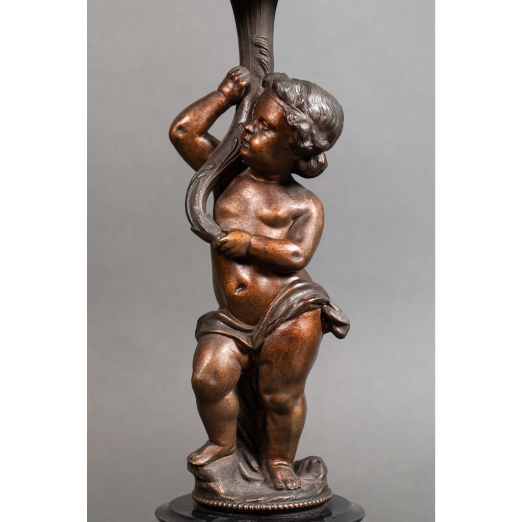 Une Importante garniture en régule et marbre rouge et noir. 27