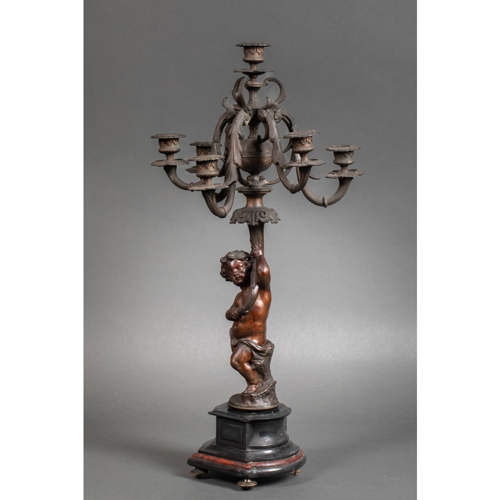 Une Importante garniture en régule et marbre rouge et noir. 25