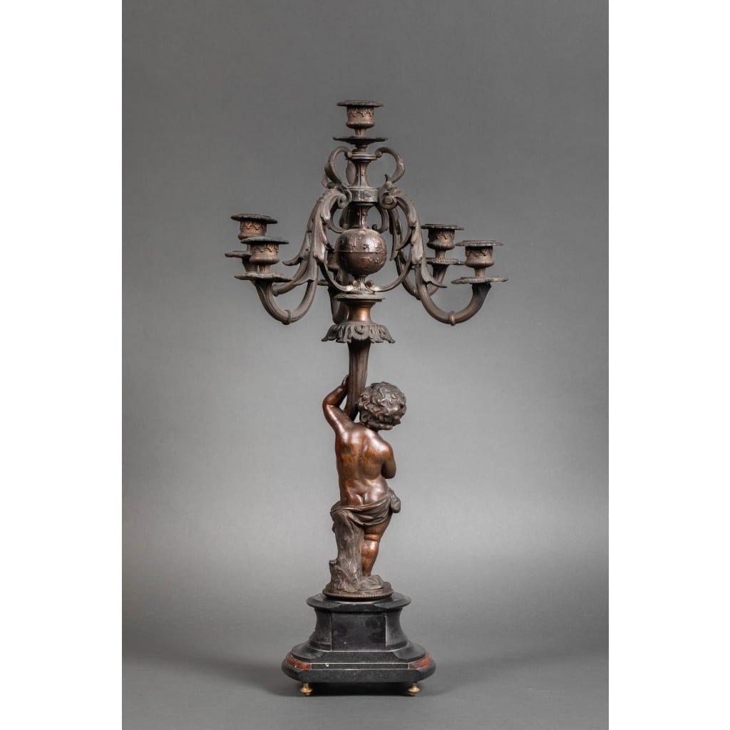 Une Importante garniture en régule et marbre rouge et noir. 23