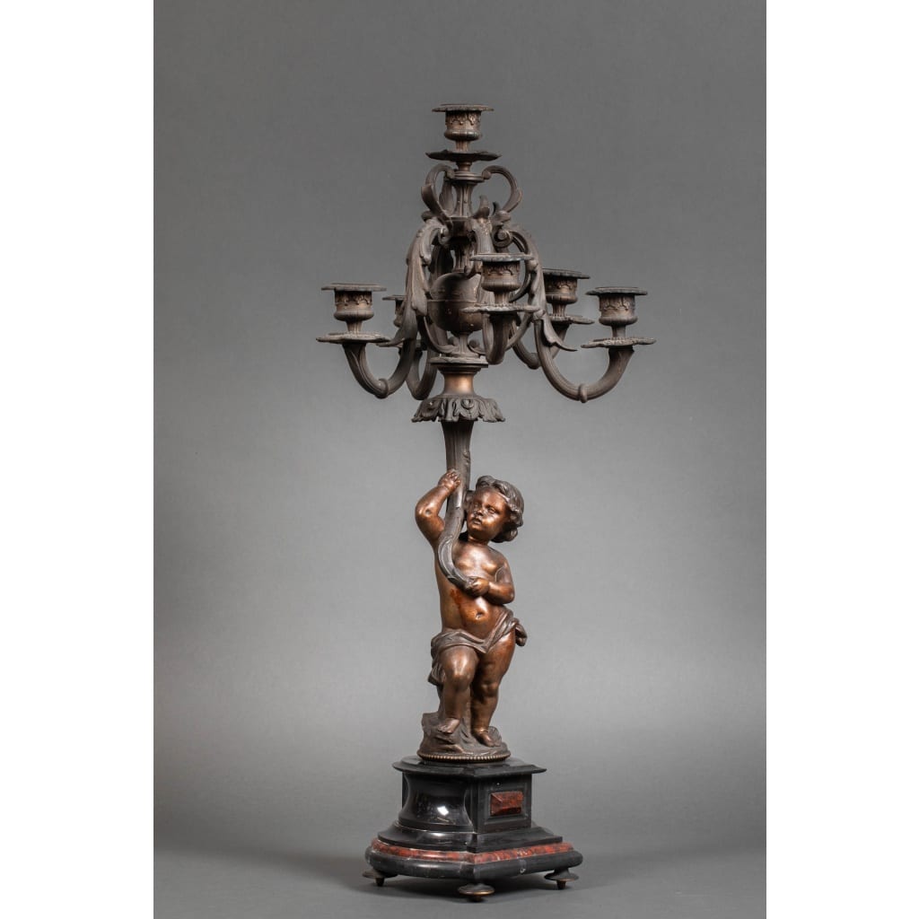 Une Importante garniture en régule et marbre rouge et noir. 22