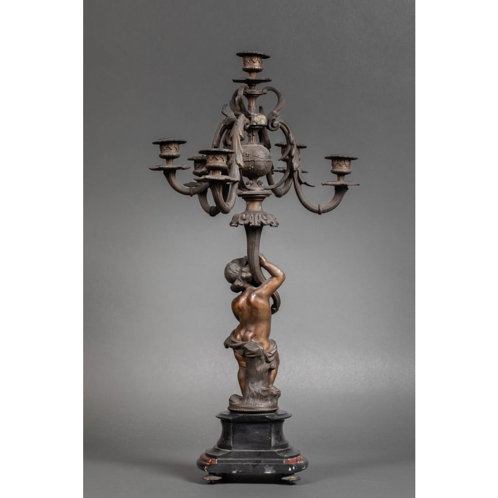 Une Importante garniture en régule et marbre rouge et noir. 29