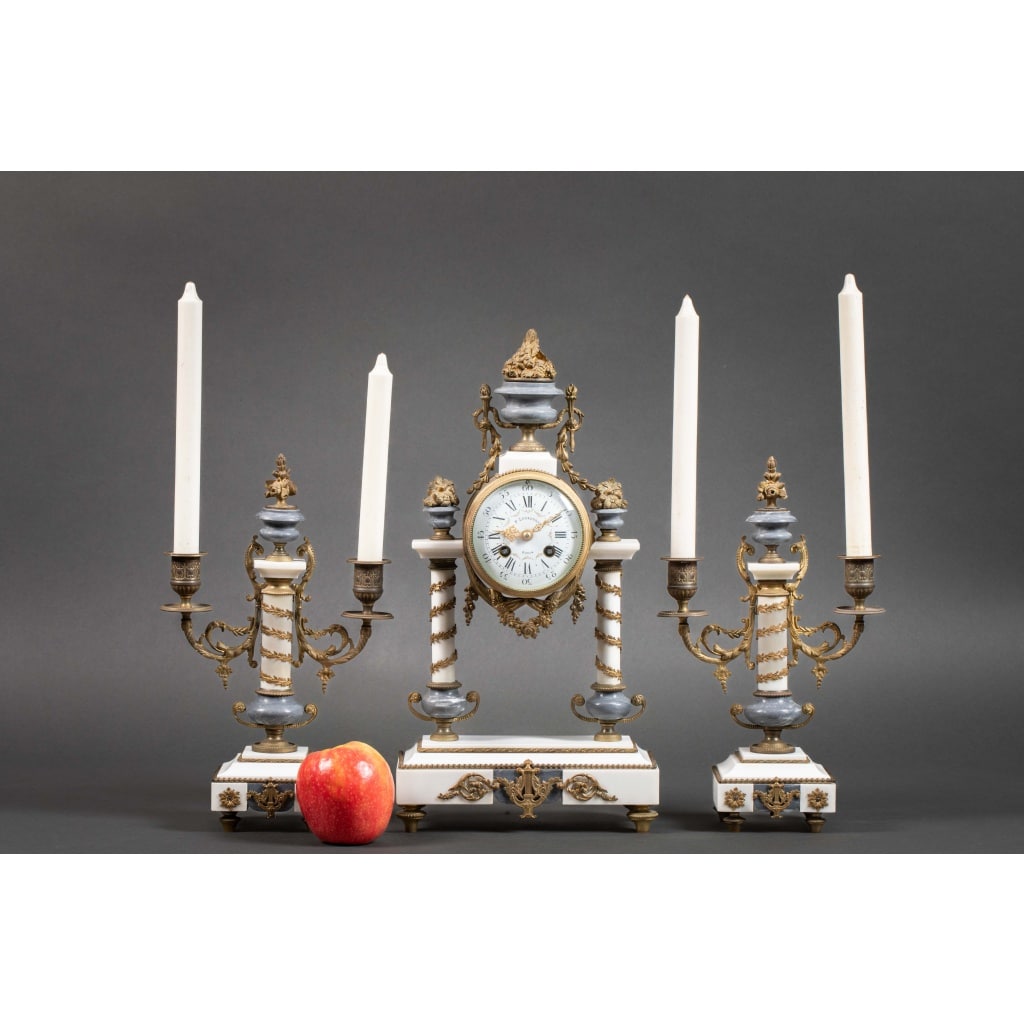 Une garniture de cheminée en marbre blanc et bleu turquin, fin XIXème siècle 2
