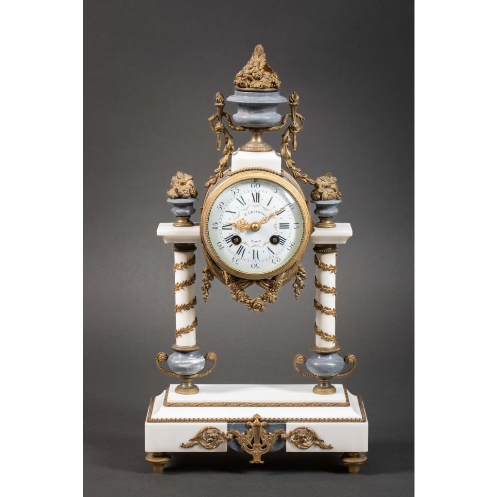 Une garniture de cheminée en marbre blanc et bleu turquin, fin XIXème siècle 8
