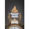 Une garniture de cheminée en marbre blanc et bleu turquin, fin XIXème siècle 24