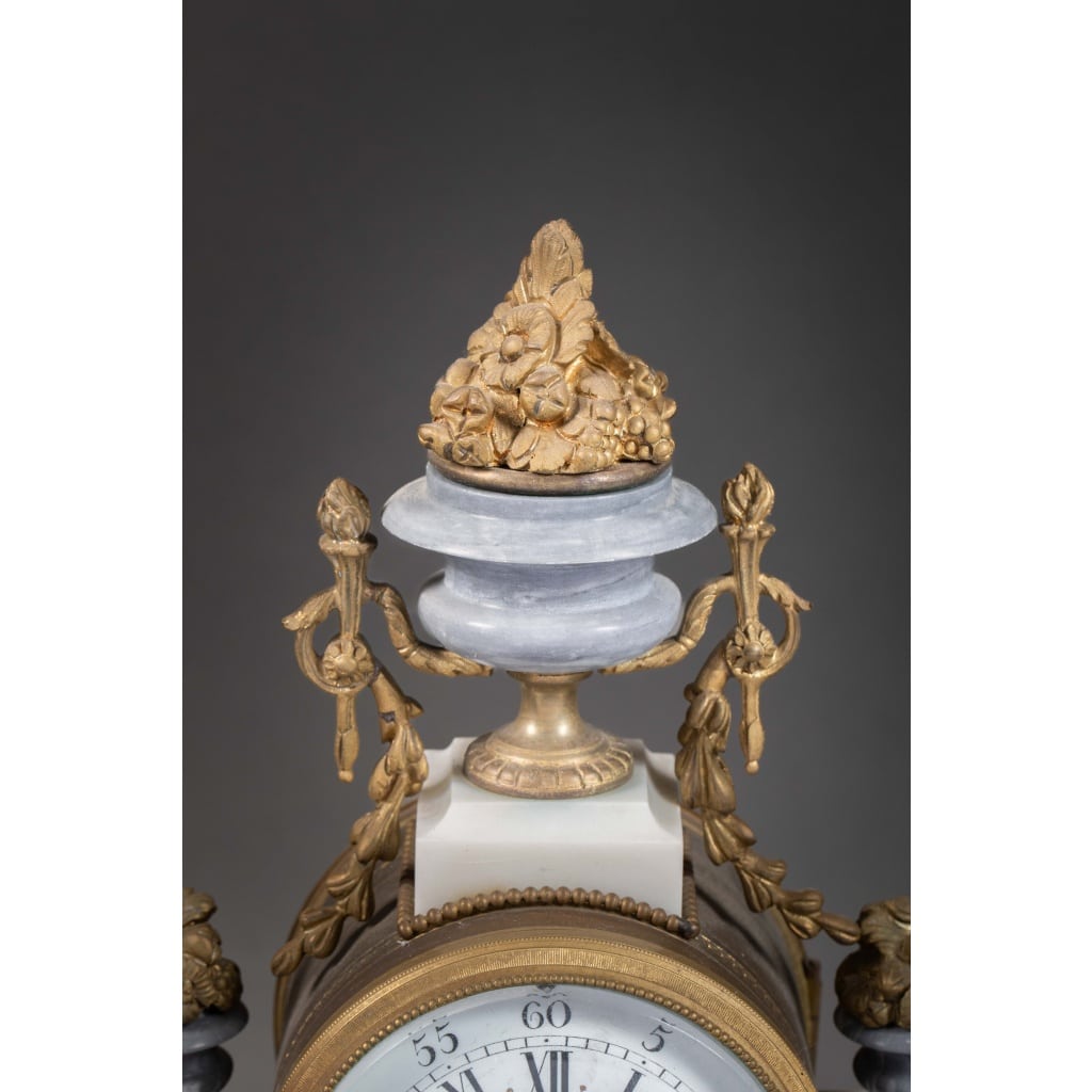 Une garniture de cheminée en marbre blanc et bleu turquin, fin XIXème siècle 7