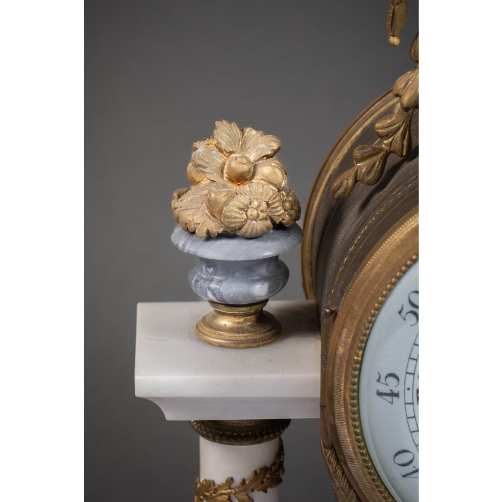 Une garniture de cheminée en marbre blanc et bleu turquin, fin XIXème siècle 6