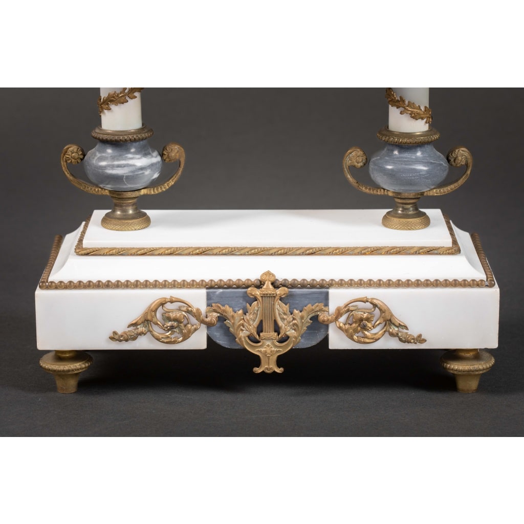 Une garniture de cheminée en marbre blanc et bleu turquin, fin XIXème siècle 5