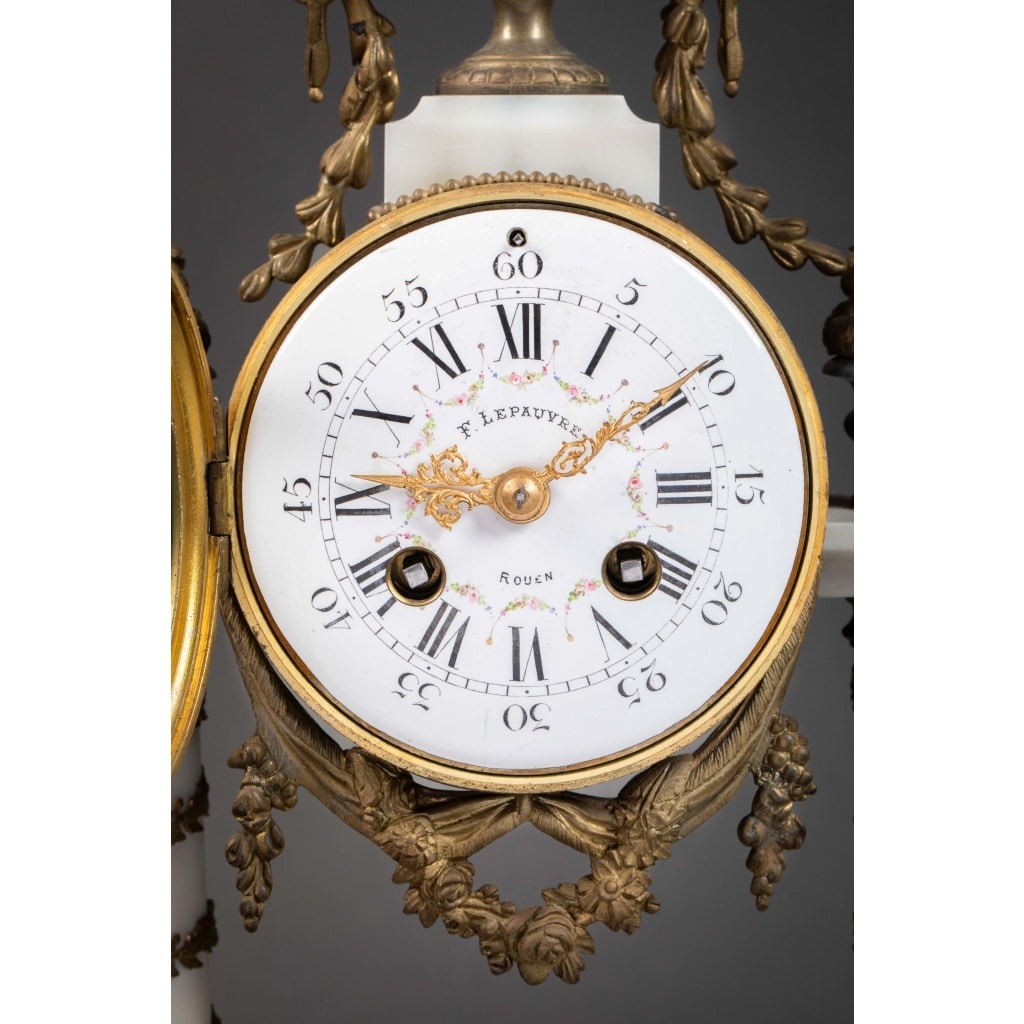 Une garniture de cheminée en marbre blanc et bleu turquin, fin XIXème siècle 4