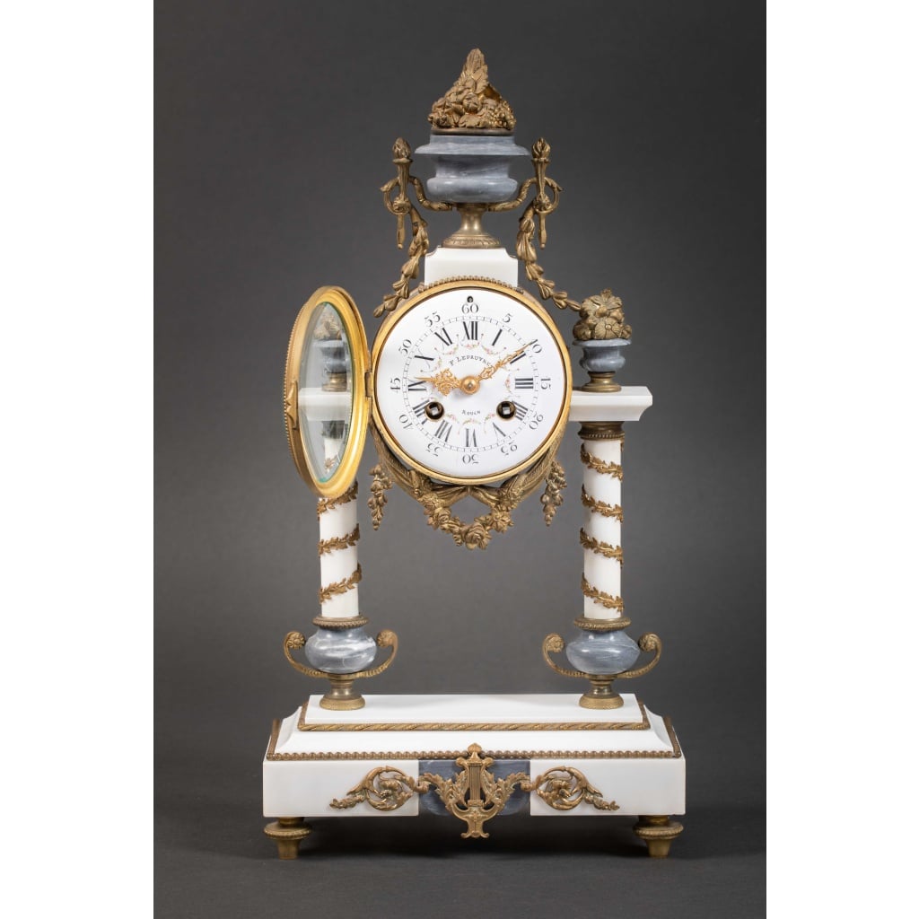 Une garniture de cheminée en marbre blanc et bleu turquin, fin XIXème siècle 3