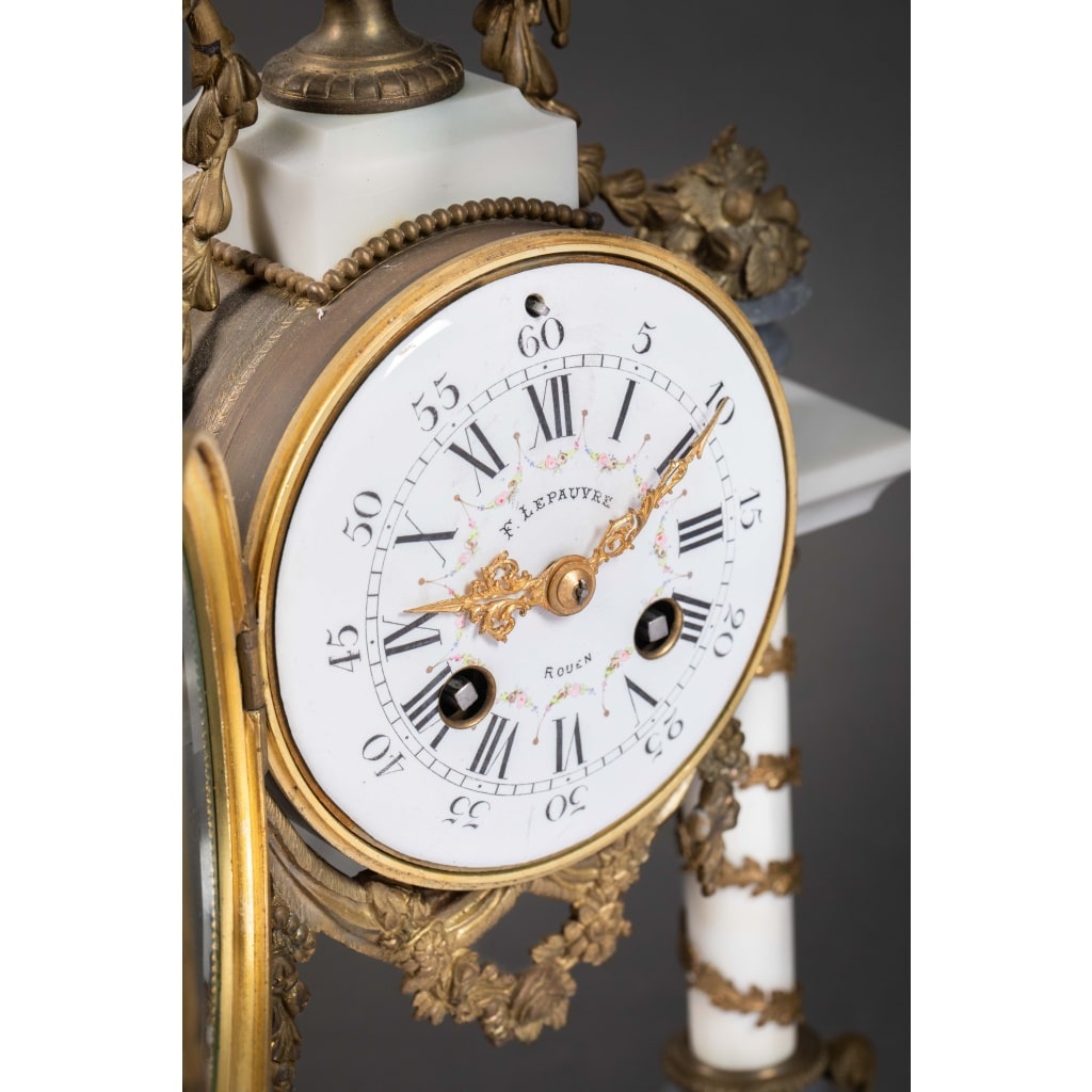 Une garniture de cheminée en marbre blanc et bleu turquin, fin XIXème siècle 9