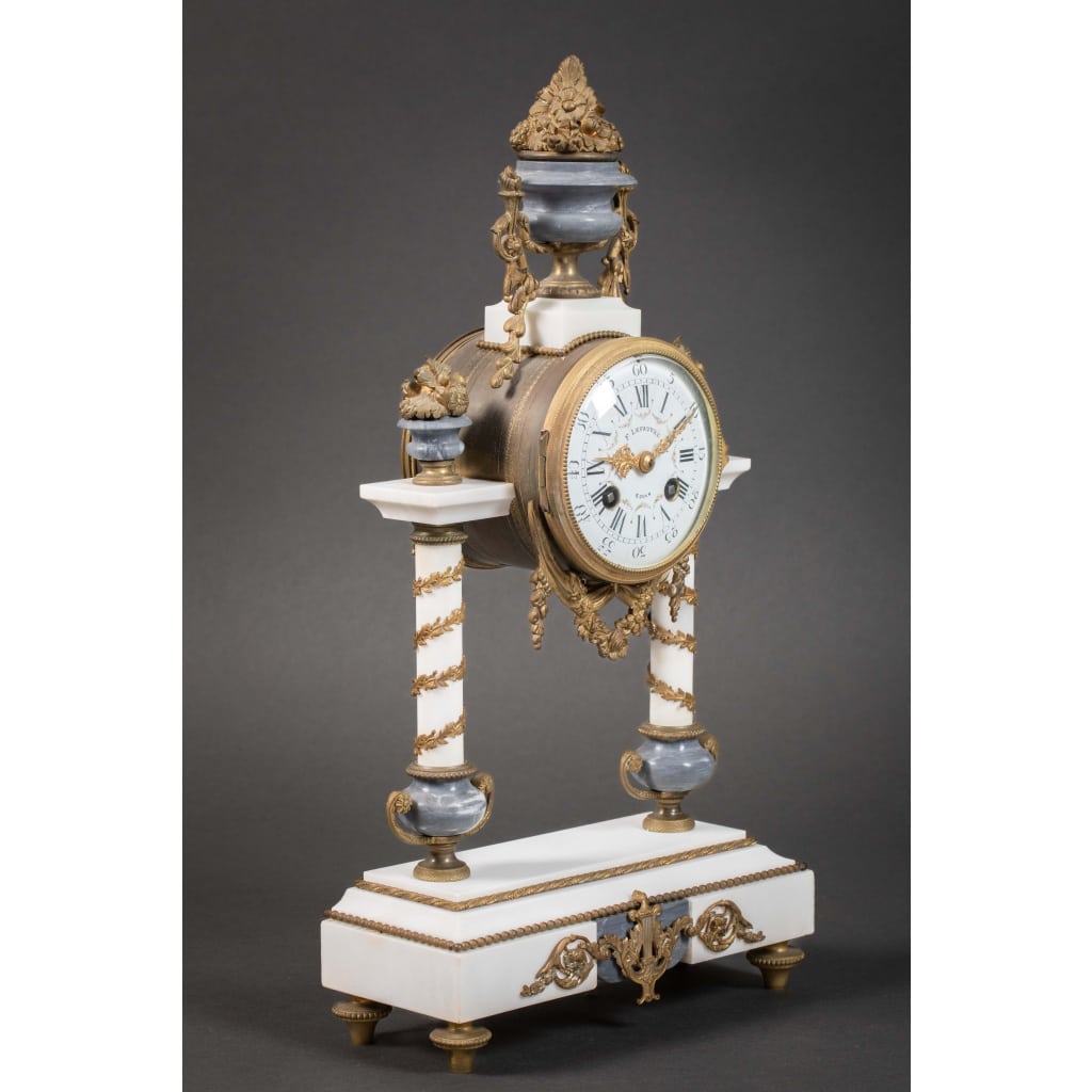Une garniture de cheminée en marbre blanc et bleu turquin, fin XIXème siècle 10