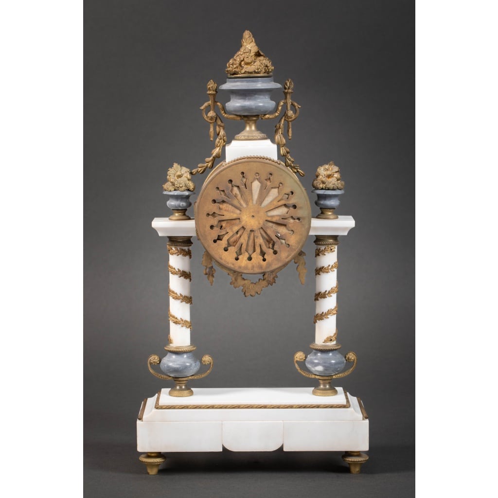 Une garniture de cheminée en marbre blanc et bleu turquin, fin XIXème siècle 11