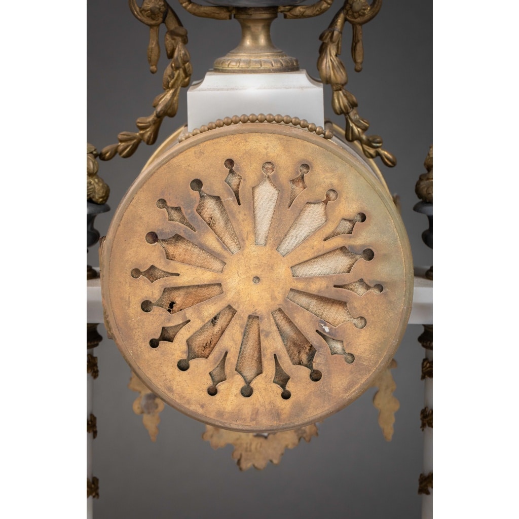 Une garniture de cheminée en marbre blanc et bleu turquin, fin XIXème siècle 13