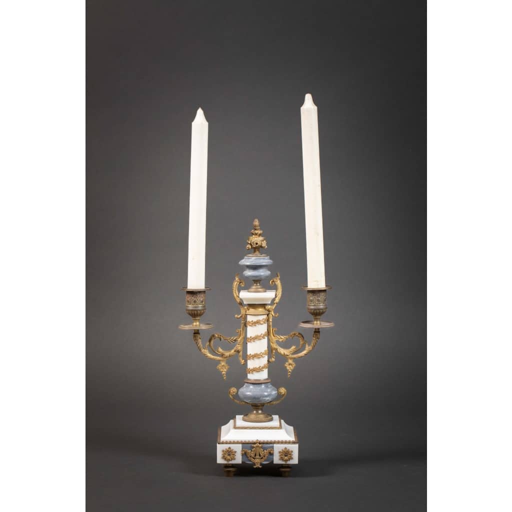 Une garniture de cheminée en marbre blanc et bleu turquin, fin XIXème siècle 18
