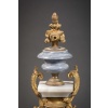 Une garniture de cheminée en marbre blanc et bleu turquin, fin XIXème siècle 34