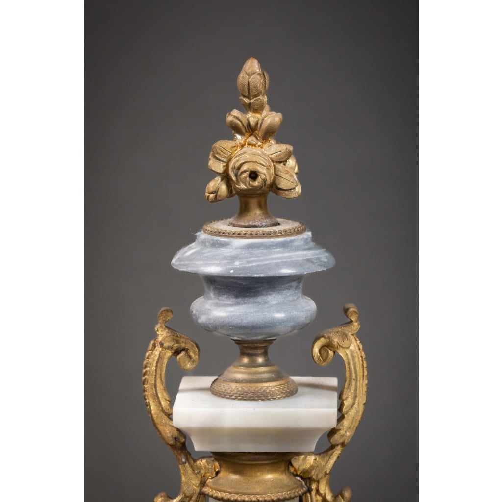 Une garniture de cheminée en marbre blanc et bleu turquin, fin XIXème siècle 17