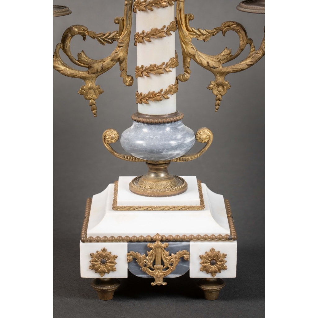 Une garniture de cheminée en marbre blanc et bleu turquin, fin XIXème siècle 16