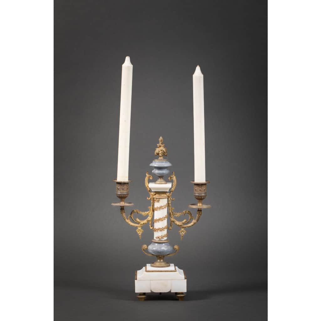 Une garniture de cheminée en marbre blanc et bleu turquin, fin XIXème siècle 14