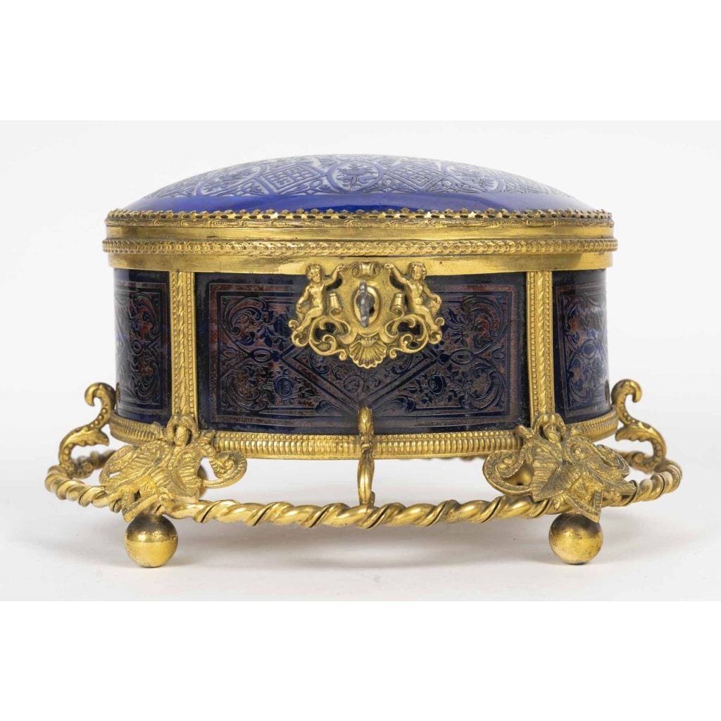 Coffret en cristal bleu gravé et bronze doré, XIXᵉ siècle 3