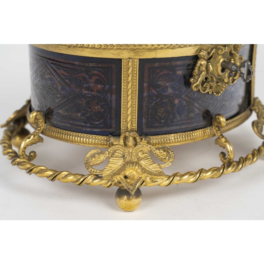 Coffret en cristal bleu gravé et bronze doré, XIXᵉ siècle 4