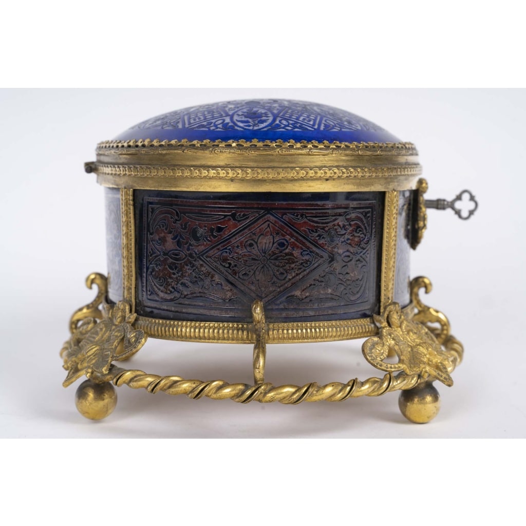 Coffret en cristal bleu gravé et bronze doré, XIXᵉ siècle 5