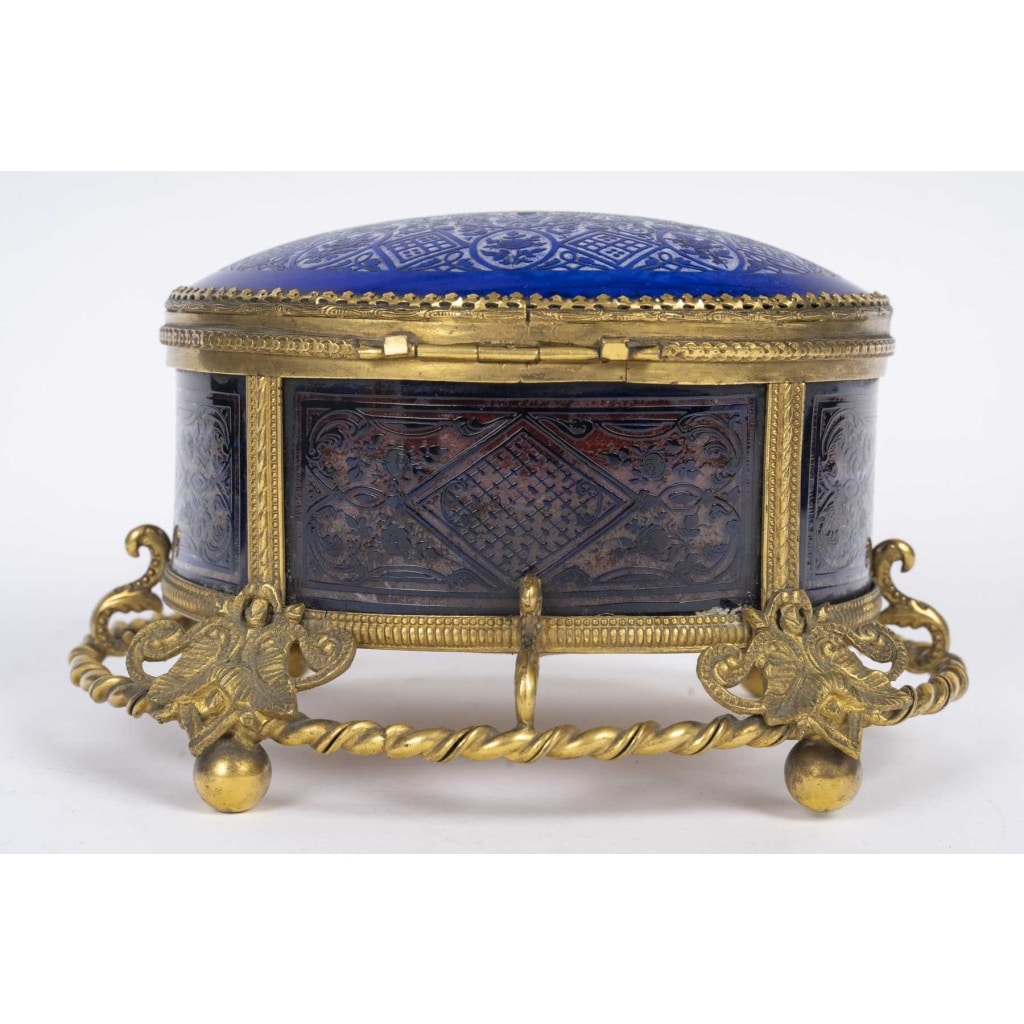 Coffret en cristal bleu gravé et bronze doré, XIXᵉ siècle 6