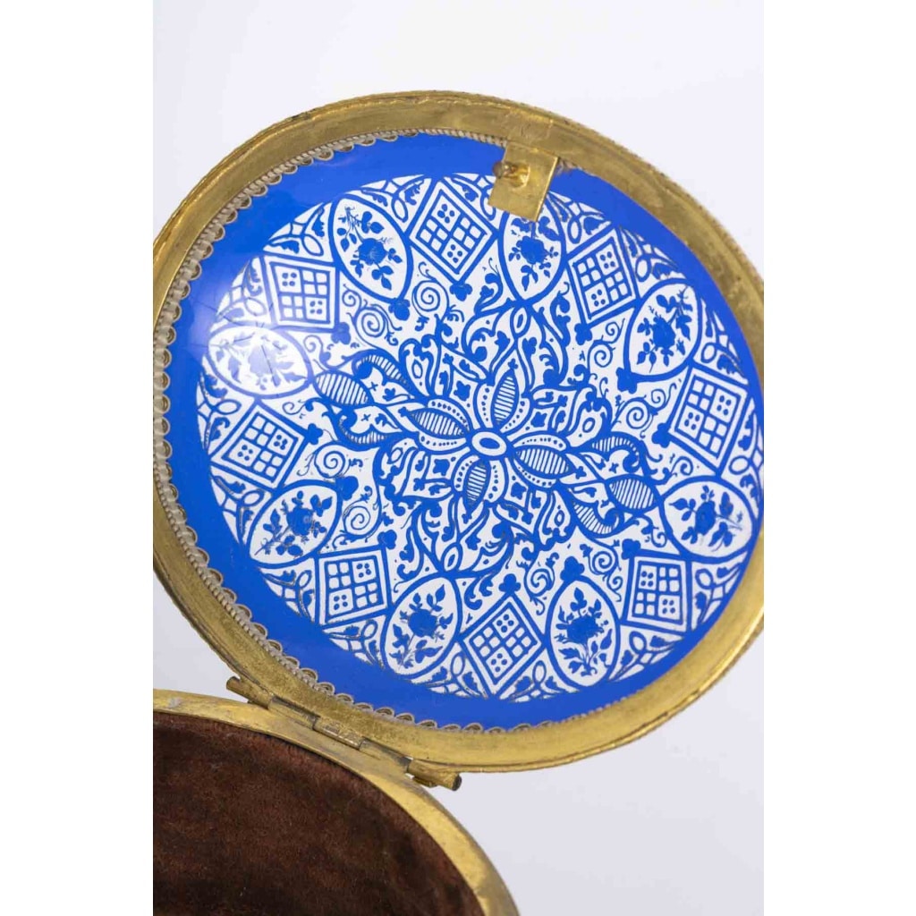 Coffret en cristal bleu gravé et bronze doré, XIXᵉ siècle 8