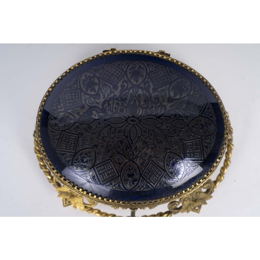 Coffret en cristal bleu gravé et bronze doré, XIXᵉ siècle 9