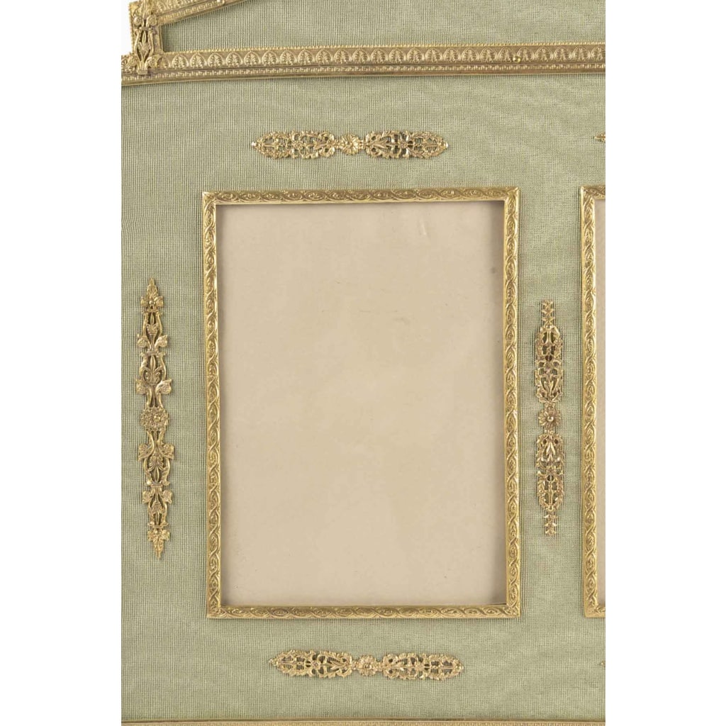 Cadre à trois photos en laiton doré et tissu vert clair, style Empire – XIXᵉ siècle 5
