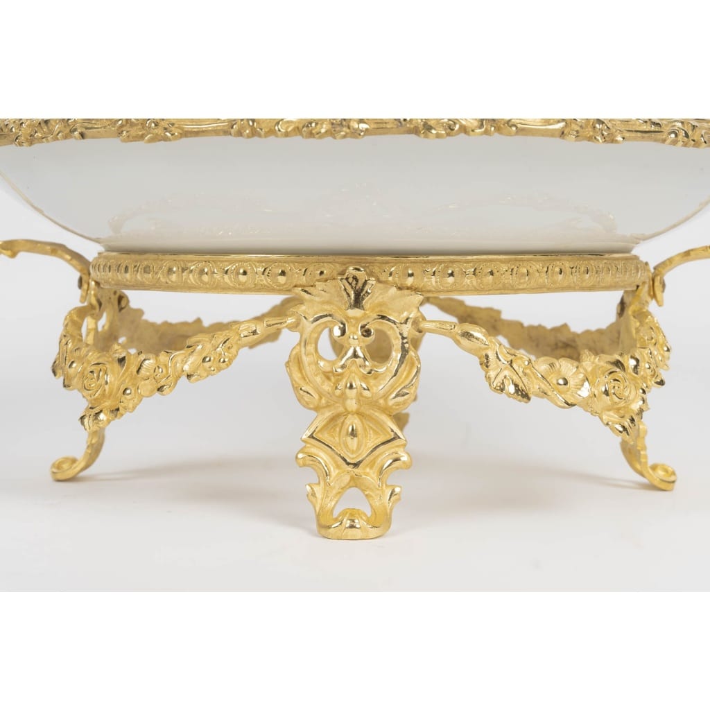 Coupe en porcelaine et monture en bronze doré, XIXème siècle 8 Coupe en porcelaine et monture en bronze doré, XIXème siècle 8