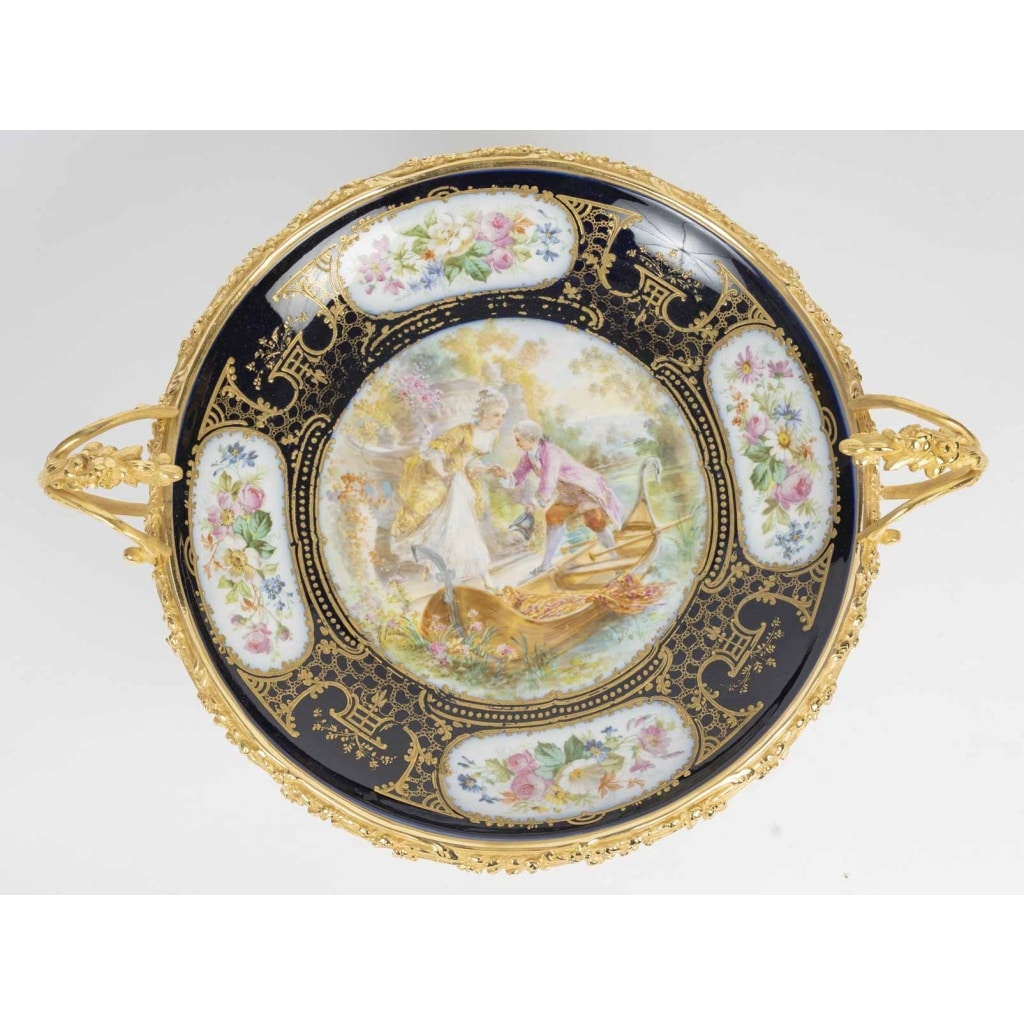 Coupe en porcelaine et monture en bronze doré, XIXème siècle 3 Coupe en porcelaine et monture en bronze doré, XIXème siècle 3