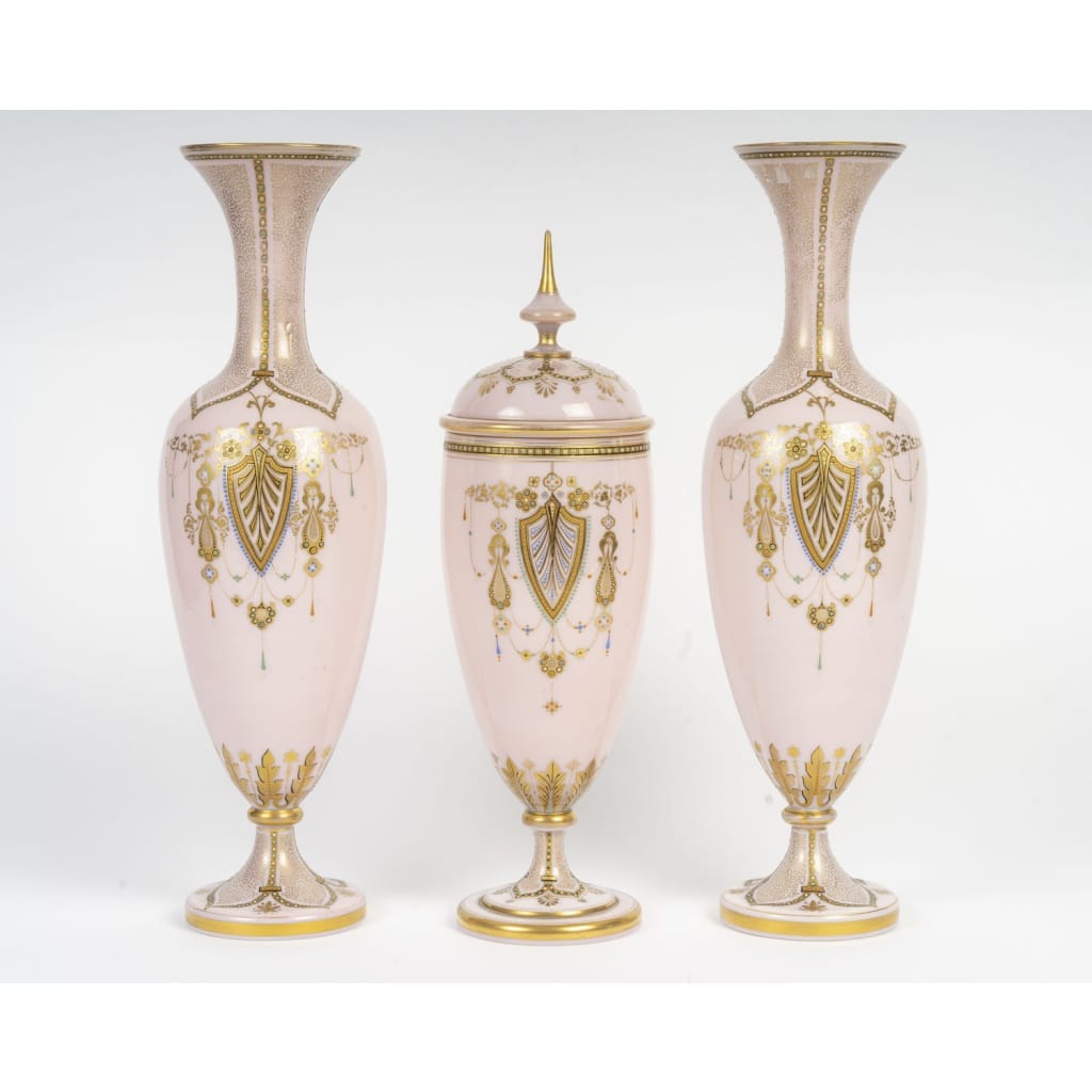 Élégant ensemble de trois vases en opaline rose, style Louis XVI – fin XIXᵉ siècle 2