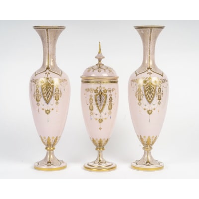 Élégant ensemble de trois vases en opaline rose, style Louis XVI – fin XIXᵉ siècle