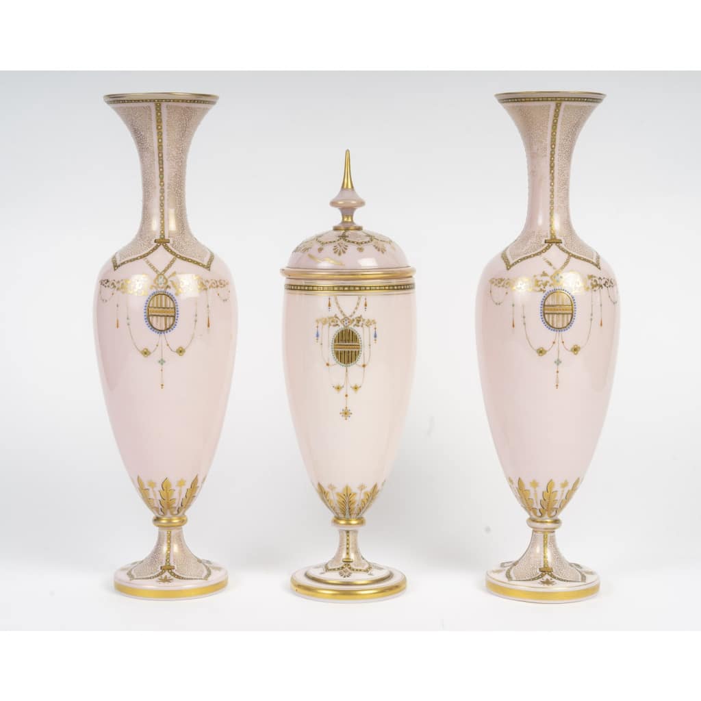 Élégant ensemble de trois vases en opaline rose, style Louis XVI – fin XIXᵉ siècle 7