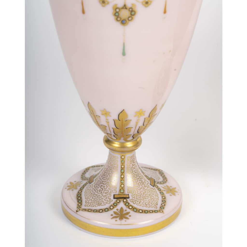 Élégant ensemble de trois vases en opaline rose, style Louis XVI – fin XIXᵉ siècle 6