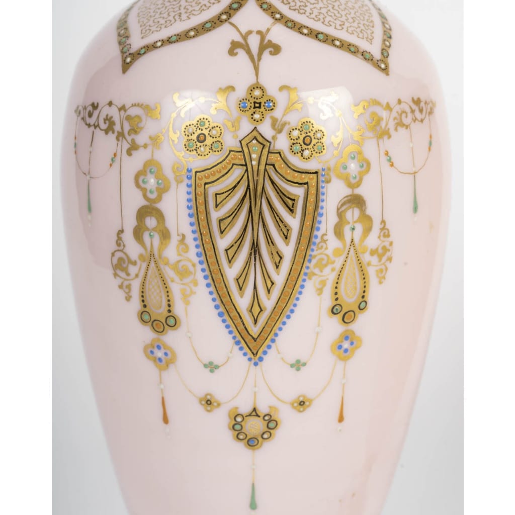 Élégant ensemble de trois vases en opaline rose, style Louis XVI – fin XIXᵉ siècle 5