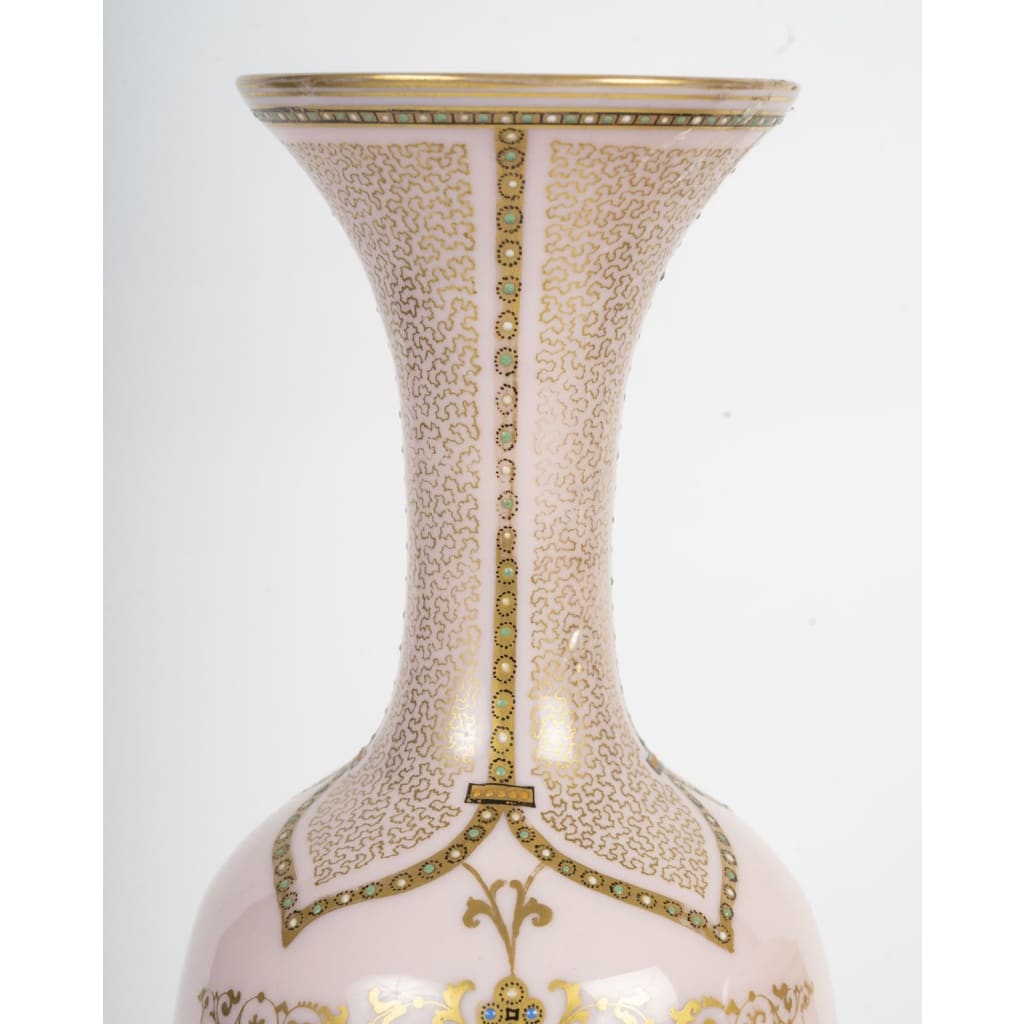 Élégant ensemble de trois vases en opaline rose, style Louis XVI – fin XIXᵉ siècle 4