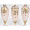 Élégant ensemble de trois vases en opaline rose, style Louis XVI – fin XIXᵉ siècle 10